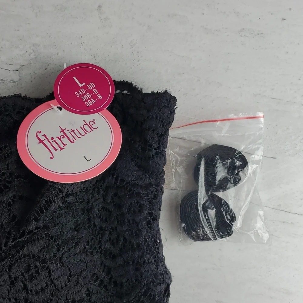 5/$30 🎀 Flirtitude | Black Lace Strapless Bandeau Bra With Convertible Straps - Picture 2 of 10